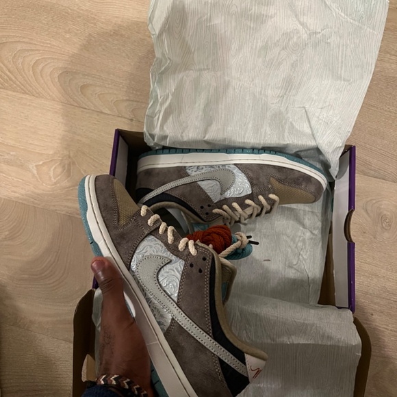 Dunk Low SB Big Money Savings - Picture 2 of 3